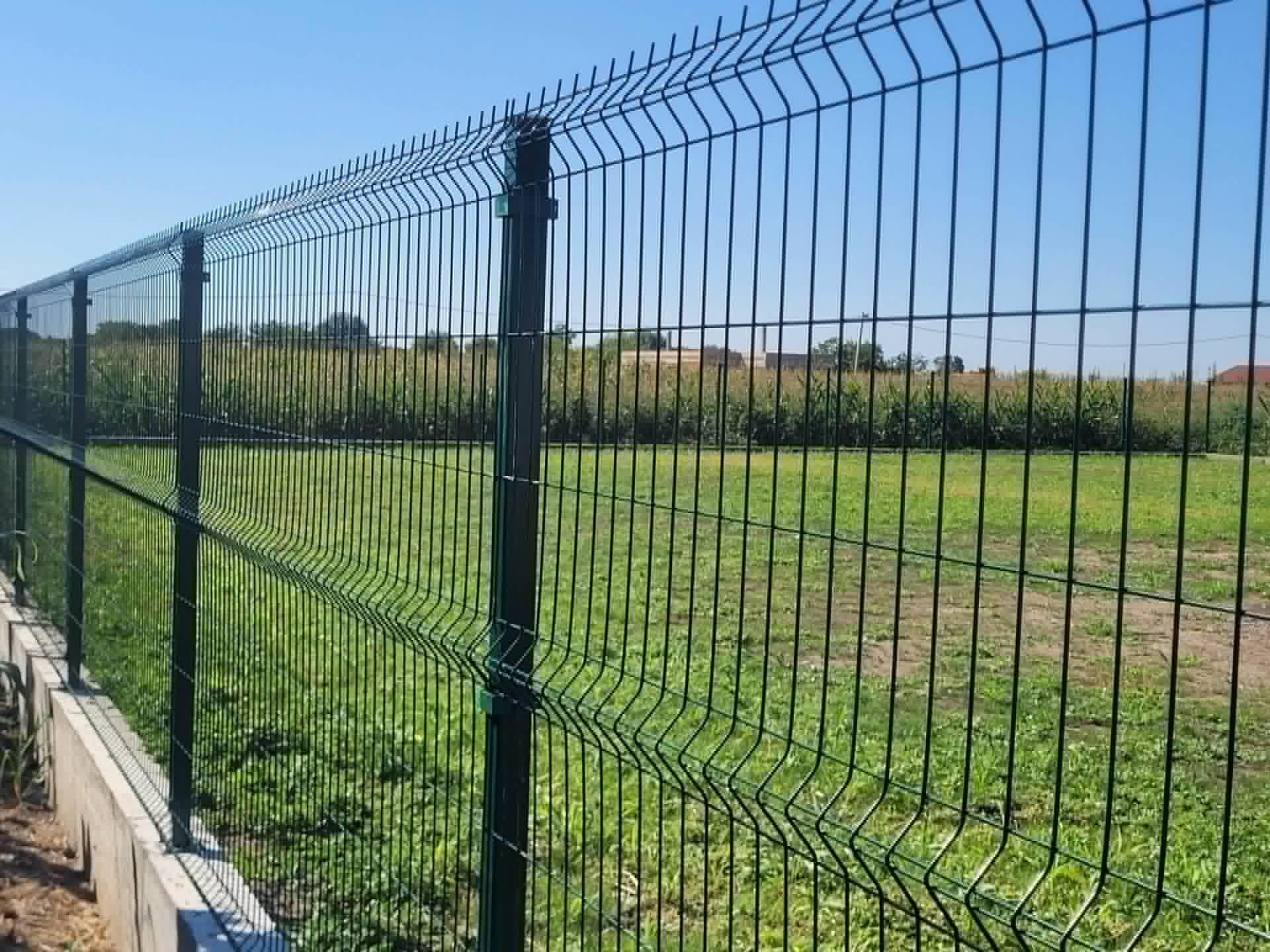 Hosszú, egyenes 3D táblás kerítés beton lábazattal egy kert határán